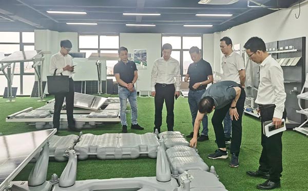 集美区领导参观bb贝博中国光伏产品展厅