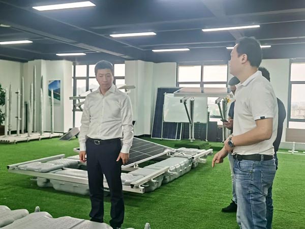 美区领导参观bb贝博中国光伏产品展厅