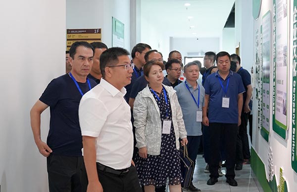 领导一行莅临bb贝博中国参观-图1
