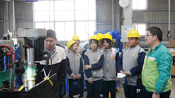 bb贝博中国携手青少年探索绿色智造工厂